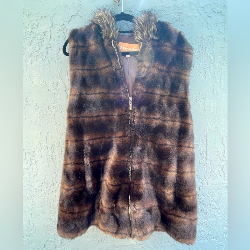 Sherry Cassin faux fur zip up vest size L with pockets and hood